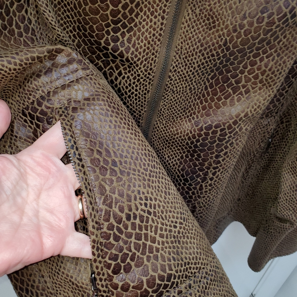 Dialogue Snake Embossed Jacket - Picture 5 of 7